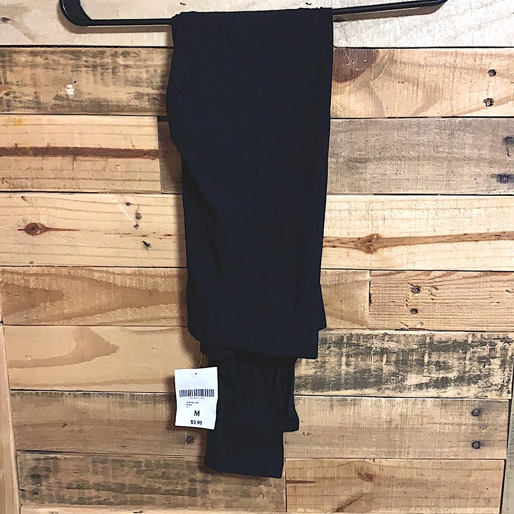 Basic black leggings.